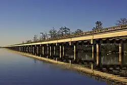 L'Interstate 10 au-dessus du chenal.