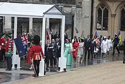 Invités au couronnement (représentants des royaumes du Commonwealth) entrant dans l'Abbaye de Westminster.