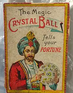 Boîte du jeu The Magic Crystal Ball tells your Fortune où figure le dé à 32 faces (Fonds Patrimonial du jeu de société)