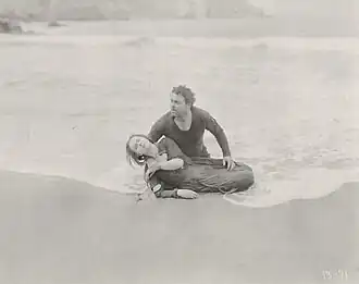 Après le typhon (1919) : Louise Lovely et William Farnum