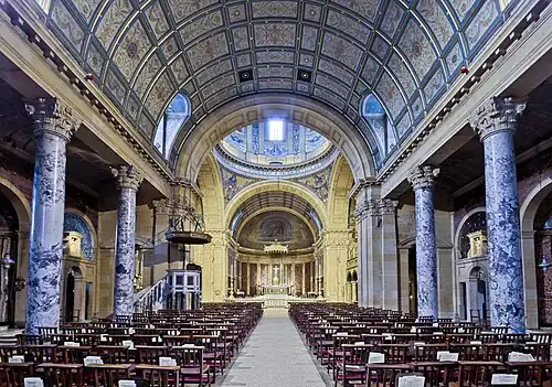 La nef vers le chœur.