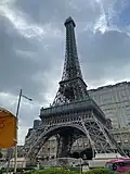 Plan sur la réplique de la tour Eiffel faisant environ la moitié de la taille celle de Paris