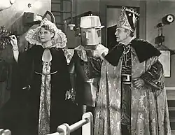 Avec Charles K. French (à d.), dans L'Empire des fantômes (1935)