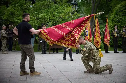 La 22e recevant son drapeau lors du Jour de l'infanterie le 6 mai 2024 par le Président Zelensky