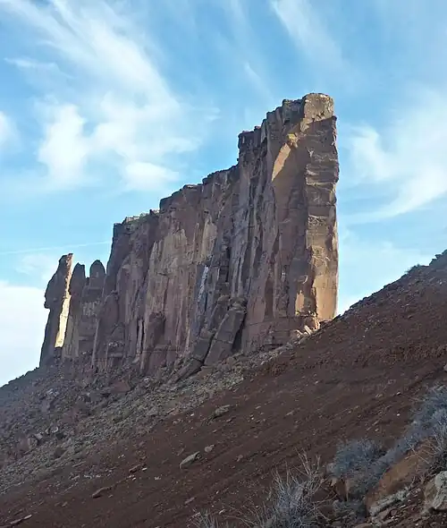 The Rectory, the Priest et the Nuns à gauche.