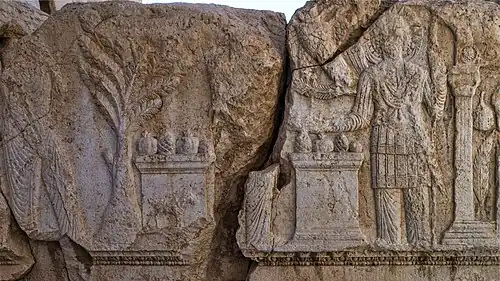 Fragments d'une frise d'ornementation de style proche-oriental dotant le Temple de Bêl, à Palmyre.