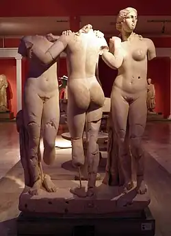 Groupe des Trois Graces, trouvé dans les thermes du Sud, Pergé. Marbre blanc à grains fins.  H. 1,79&nbsp;m