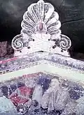 Une palmette à flammes sur la Tombe des palmettes, première moitié du IIIe&nbsp;siècle&nbsp;av. J.-C., Miéza.