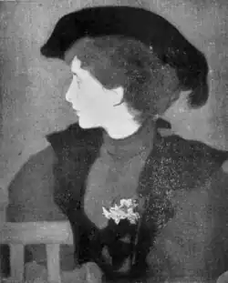  Portait en noir et banc (et toutes les nuances entre les deux) d'une Lady coiffée d'un béret noir rabattu sur la droite, direction dans laquelle elle tourne complètement la tête de sorte que l'on puise admirer les traits fins de son visage serein, jeune encore, sa chevelure qui ne grisonne que très légèrement, dégagée du cou, de l'oreille et du front. Le buste, droit, n'accompagnant pas le mouvement de la tête, est enveloppé d'une blouse grise à longues manches couvrant tout sauf le cou, duquel pend une sorte d'écharpe : à gauche, noire, bien plus claire à droite, avec des fleurs là où elle semble se nouer.