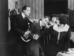 De g. à d. : Howard Gaye, Tully Marshall, Marguerite Marsh et Norma Talmadge, dans The Devil's Needle (1916)