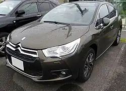 DS 4 avec l'identité visuelle de 2009.