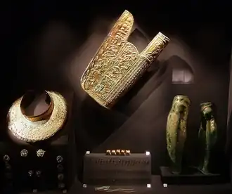 Gorytos en or (combinaison de carquois et d'étui à arc), protège-tibias et armure de cou de la reine Méda d'Odessos, sixième épouse de Philippe II