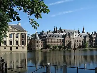 La Torentje, à la droite immédiate de la  Mauritshuis.