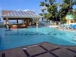 Vue d'une piscine avec le logo Sandals au fond de l'eau.