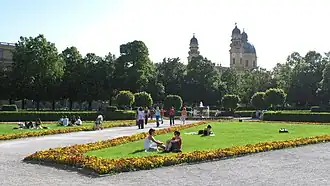 Hofgarten de Munich avec la Theatinerkirche en arrière-plan.
