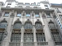 La façade d'un théâtre.