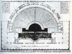 plan, gradins hémisphérique, orchestre en noir, scène en gris foncé.