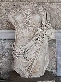 Fragment d'une statue de Thémis en marbre, conservée au Musée de l'Agora antique d'Athènes.