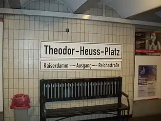 Description de l'image Theodor-Heuss-Platz (Berlin U-Bahn).jpg.