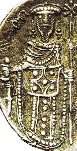 Photographie d'une moitié de pièce de monnaie représentant un homme en tenue impériale