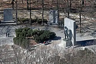 Vue aérienne sur le mémorial en 2015.