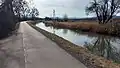 EV9 comme Thermenradweg (piste cyclable des thermes) le long du canal de Wiener Neustadt près de Baden, Basse-Autriche, Autriche.