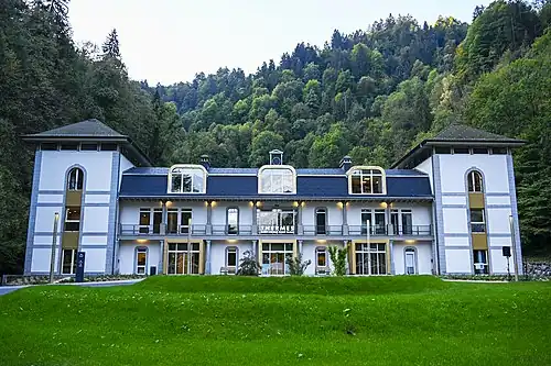 Les thermes de Saint-Gervais-les-Bains situés à côté de la gare aval de l'ascenseur incliné.