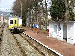 voies, quai, abri et train