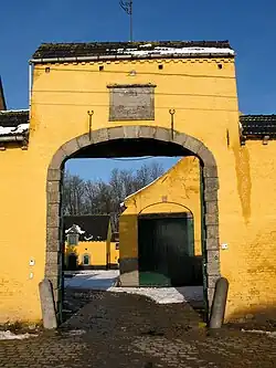 Porche blasonné de la ferme du château du Parc (XVIIIe&nbsp;siècle).