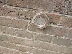 Un repère de nivellement cylindrique, situé sur la commune de Thieux (Oise).