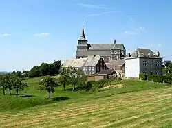 L'église St-Jacques-le-Majeur (XVIIIe&nbsp;siècle) et les vieilles maisons du village.