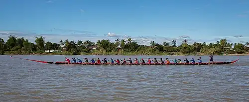 Trente-cinq rameurs sur une pirogue de course près de l'île de Don Som, Si Phan Don. Décembre 2017.