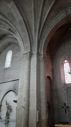 Colonne nord-ouest de la croisée du transept portant des chapiteaux romans.