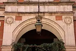 Thomas de Montval : les propriétaires se sont représentés en médaillon dans le style Renaissance de ceux de Nicolas Bachelier.