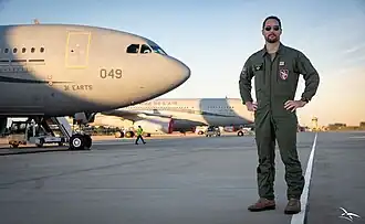 Thomas Pesquet devant un A330 MRTT sur la base aérienne 125 Istres-Le Tubé.