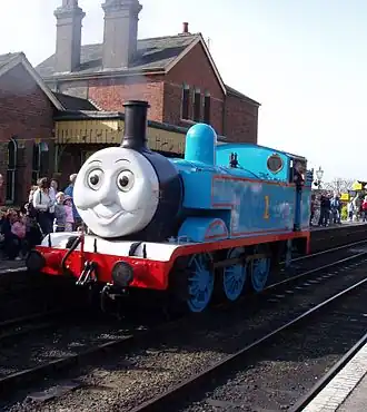 Une locomotive habillée comme Thomas