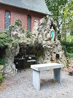 La grotte de Lourdes se trouve sur le flanc droit de la chapelle
