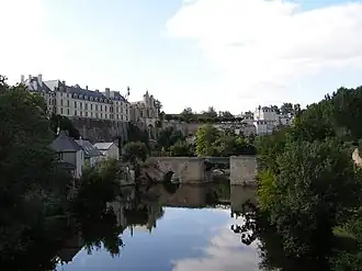 Château des ducs de La Trémoille et sa chapelle surplombant le Thouet et le pont des Chouans.