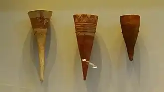 Vases à profil en "V".