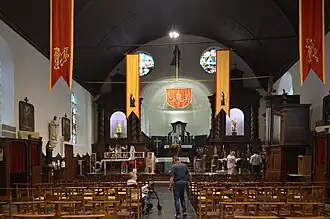 L'intérieur vers le chœur.