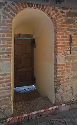 Porte de l'escalier de la face nord à l'intérieur de la tour.