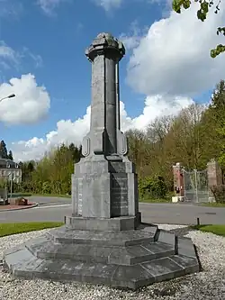 Le monument aux morts militaires et civils.