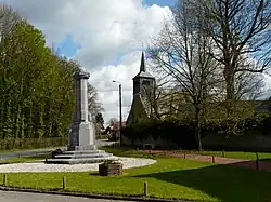 Le monument aux morts, l'église et l'arbre de la liberté