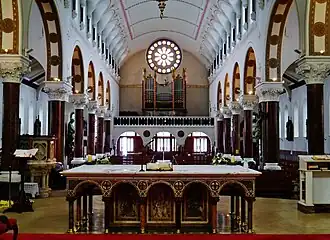 L'autel, avec l'orgue et la rosace de la façade.