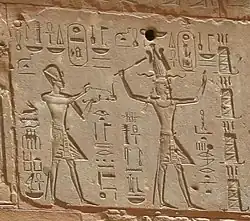 Thoutmôsis&nbsp;III (à gauche) et Hatchepsout (à droite) représentés sur les murs de la chapelle rouge à Karnak.