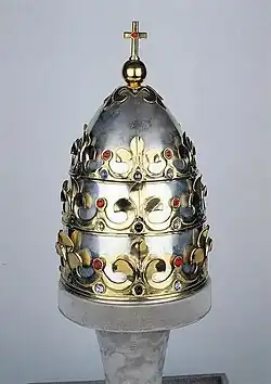 La tiare offerte au pape Jean-Paul II en 1981 par les catholiques hongrois.