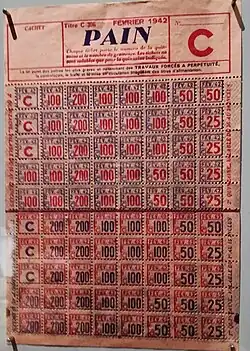 Tickets de rationnement de pain en France datant de février 1942 (Musée de la Résistance en Bretagne de Saint-Marcel).