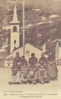 Savoyardes brodant à Tignes au début du XXe&nbsp;siècle