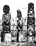 Des tiki maori (totems aux formes humanoïdes), gravure du XIXe&nbsp;siècle.