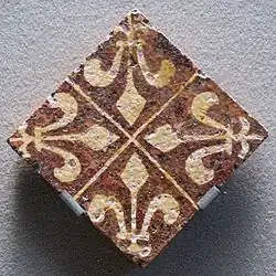 Carreau de pavement à quatre fleurs de lys. Musée du Louvre. XVe&nbsp;siècle